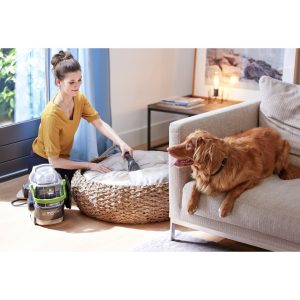 nettoyage d'un panier pour chien avec le nettoyeur Bissell Spotclean pet pro